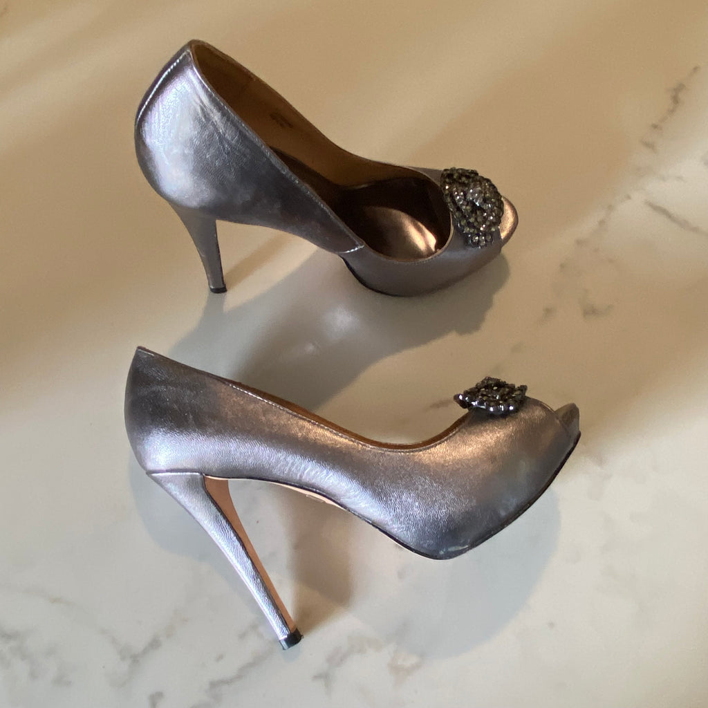 badgley mischka pumps w/ embellishment